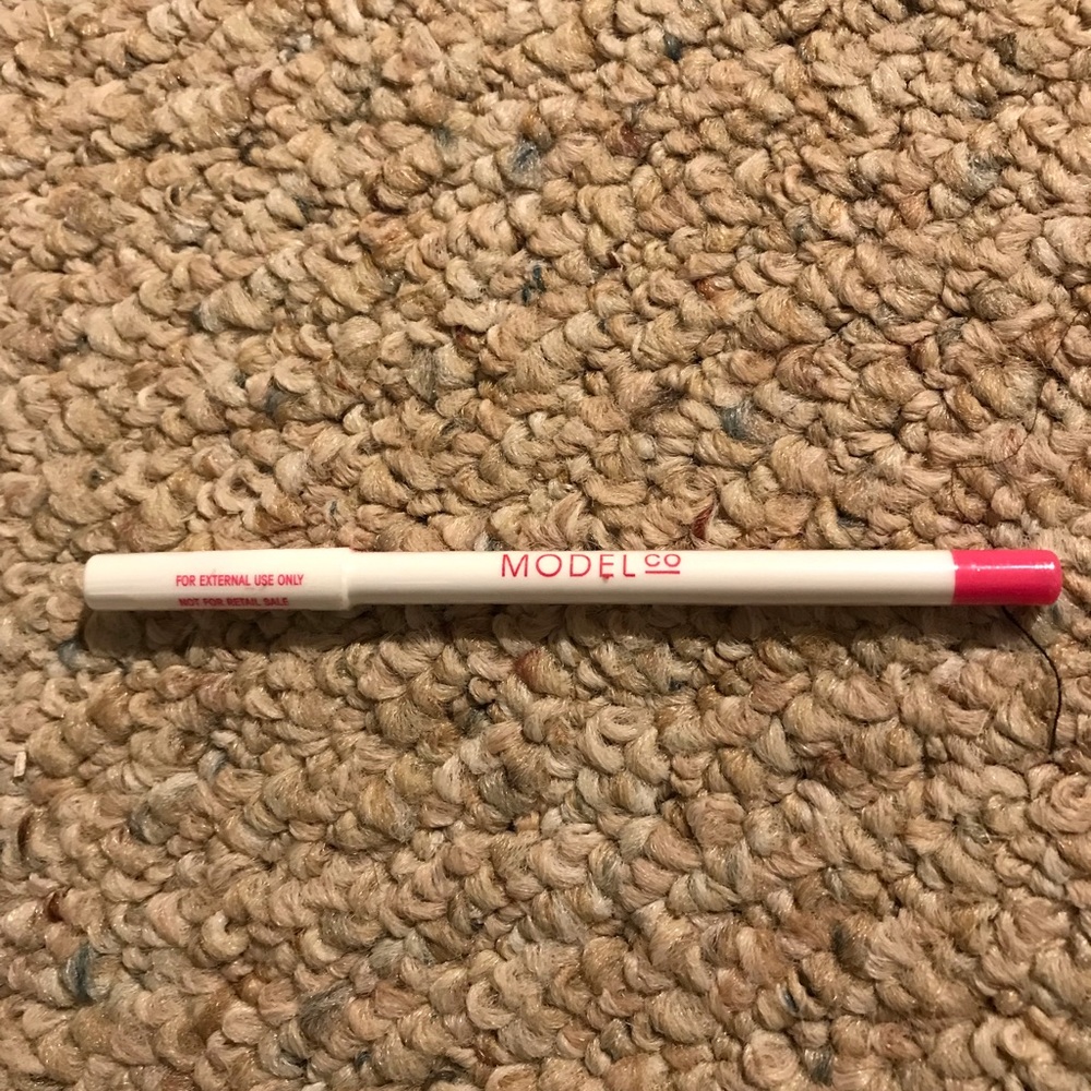 Model Co Lipliner